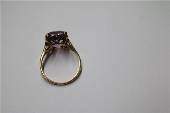 A 9ct gold and amethyst dress ring, size M.